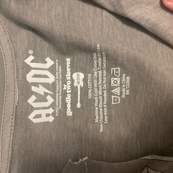 AC/DC Graphic T-Shirt - Cropped - Picture 4 of 4